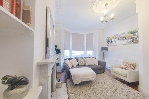 1 bedroom ground floor maisonette to rent, Kelmscott Road, London SW11
