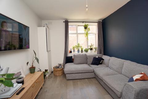 1 bedroom in a flat share to rent, 230 Seven Sisters Road, London N4