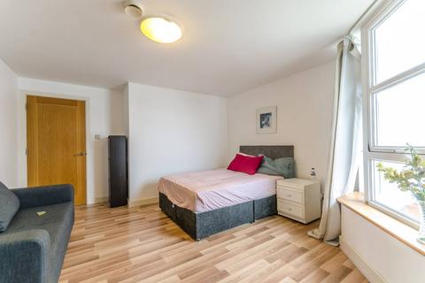 2 bedroom flat to rent, Pierhead Lock, Canary Wharf, London, E14