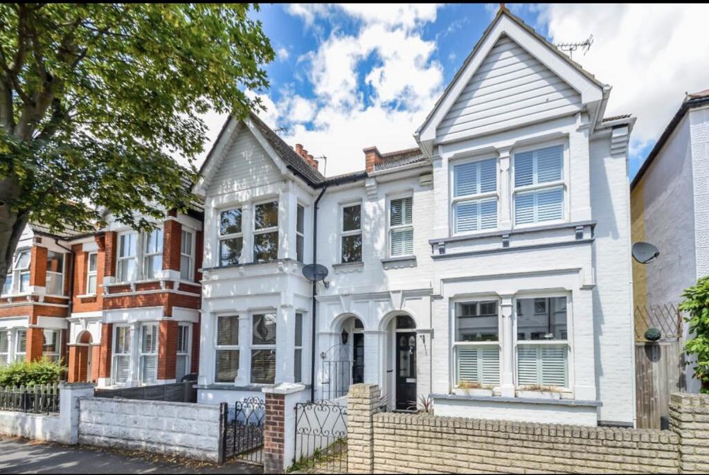 Pall Mall, LeighonSea SS9 4 bed semidetached house for sale £550,000