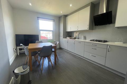 3 bedroom apartment to rent, Myddleton Road, Wood Green