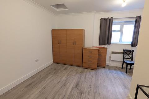 4 bedroom flat share to rent, Blackbird Hill, London NW9