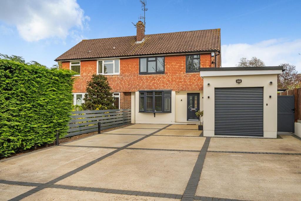Oakley Drive, Bromley 4 bed semidetached house for sale £735,000
