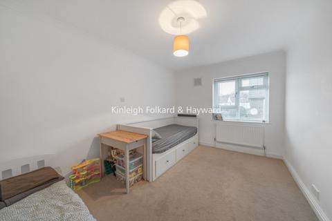 3 bedroom apartment to rent, Albert Close London N22
