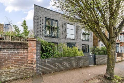 2 bedroom detached house for sale, Mansfield Road London E17