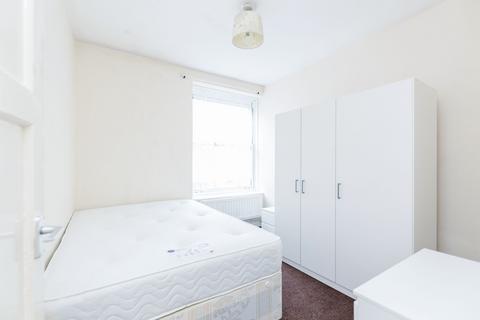 3 bedroom flat to rent, Tanners Hill, London SE8