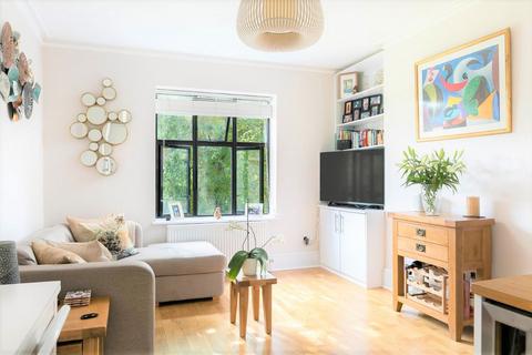 1 bedroom flat for sale, Arlington Court, East Twick, short walk Station & Richmond Bridge