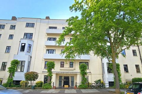 1 bedroom flat for sale, Arlington Court, East Twick, short walk Station & Richmond Bridge