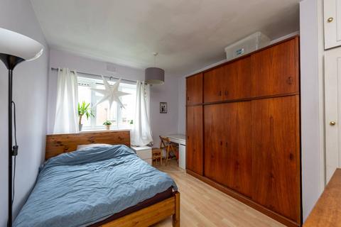 3 bedroom flat to rent, Wyvil Road, Nine Elms, London, SW8