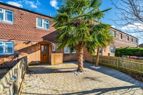 3 bedroom terraced house to rent, Bob Green Court, Reading, RG2