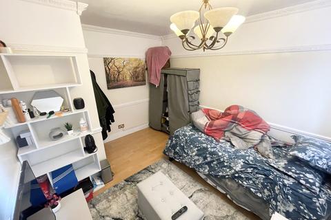 2 bedroom flat for sale, Grove Road West, EN3