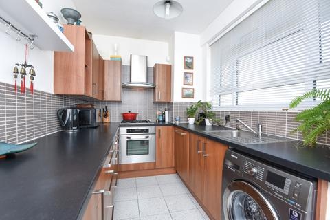 2 bedroom flat to rent - Albert Drive London SW19