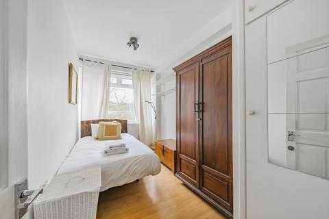 2 bedroom flat to rent, Albert Drive London SW19