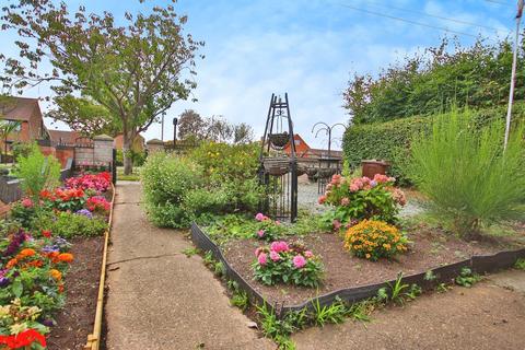 2 bedroom semi-detached bungalow for sale, Sutton Road, Hull, HU8 0HU