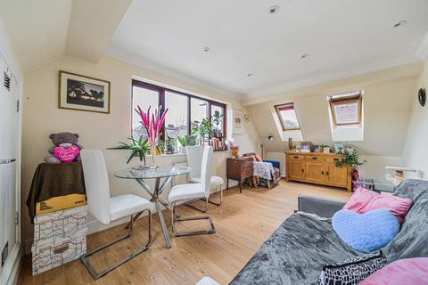 2 bedroom flat for sale, Wey Hill, Haslemere, Surrey, GU27
