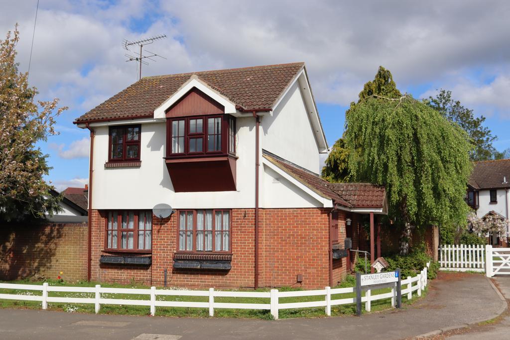 Stanley Gardens, Hersham Village KT12 3 bed detached house for sale £