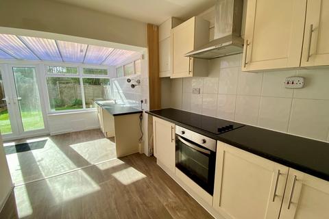 3 bedroom semi-detached house to rent, Winchester Close, Hagley
