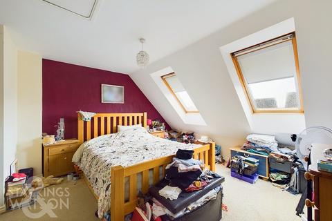 3 bedroom townhouse for sale, Heron Road, Queens Hill, Norwich