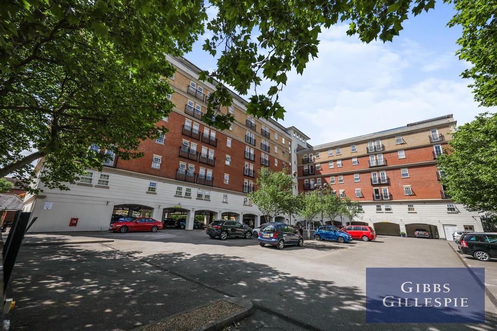 Kings Lodge, Ruislip HA4 8NH 2 bed apartment £1,650 pcm (£381 pw)