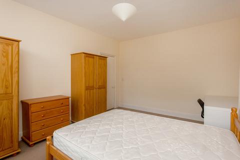 3 bedroom flat to rent, Hackford Road