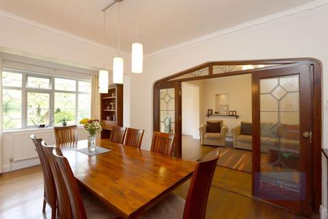 11 Lee Grove, Chigwell, IG7 6AD