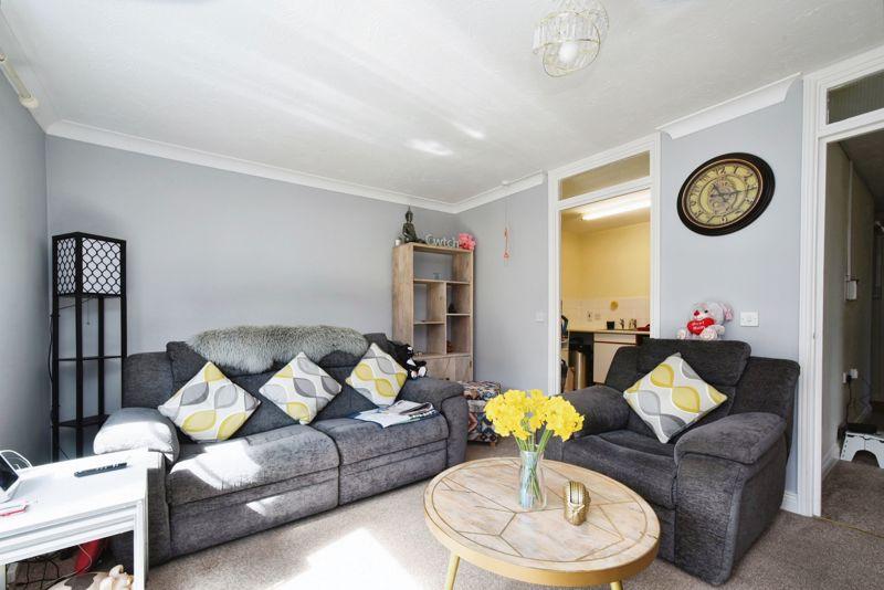 Marlborough Road, Swindon SN3 2 bed flat for sale £130,000