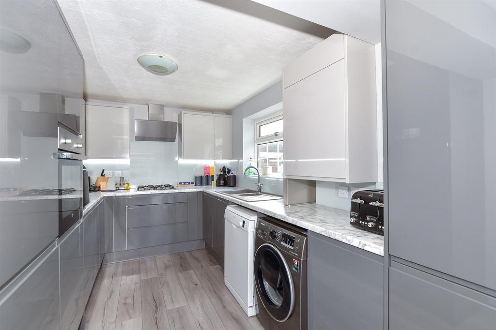 Maple Close, Larkfield, Aylesford, Kent 3 bed semidetached house for
