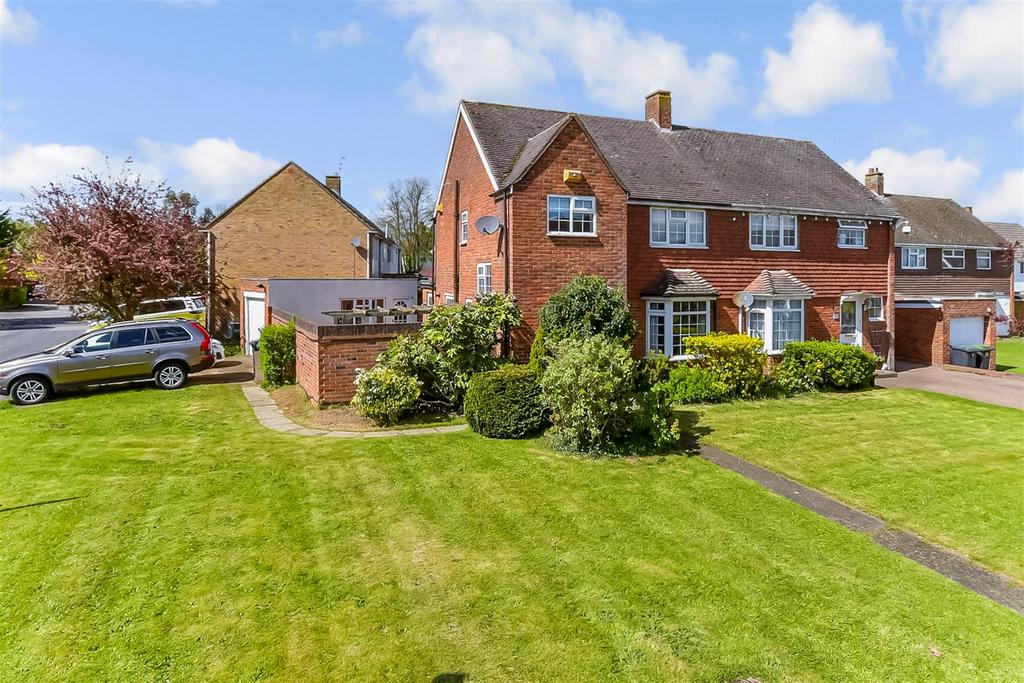 Maple Close, Larkfield, Aylesford, Kent 3 bed semidetached house for