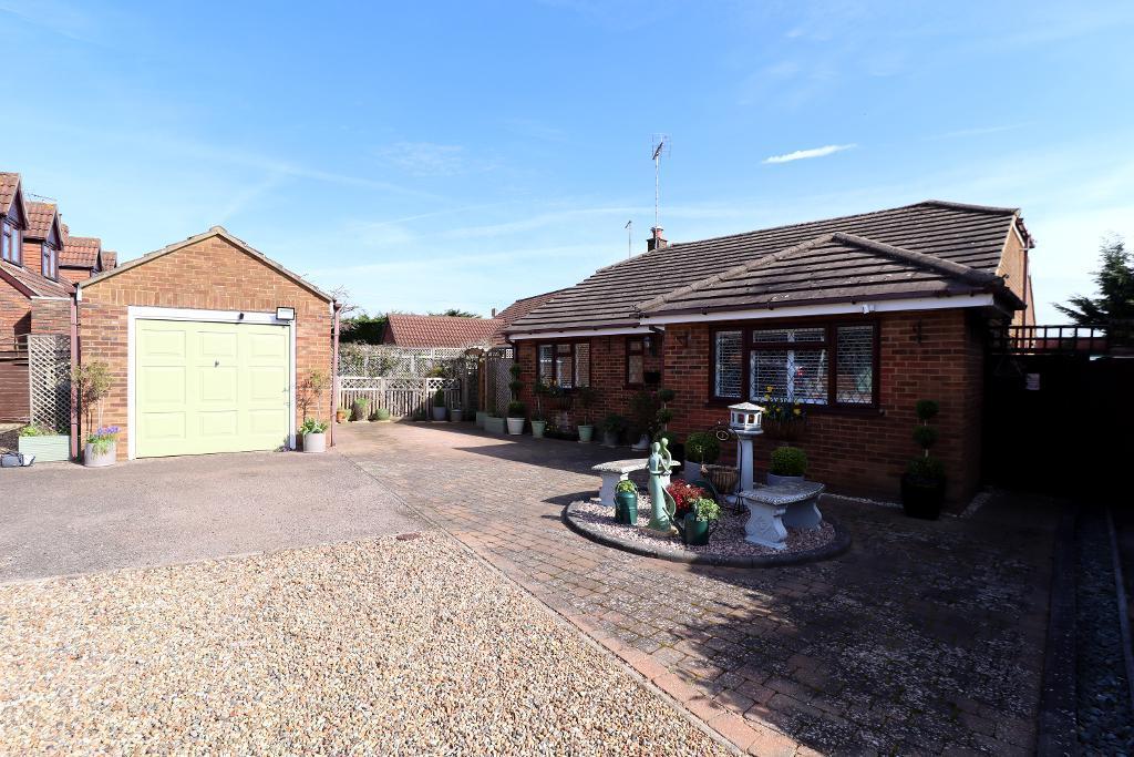 Dahlia Close, Stopsley, Luton... 3 bed detached bungalow for sale - £ ...