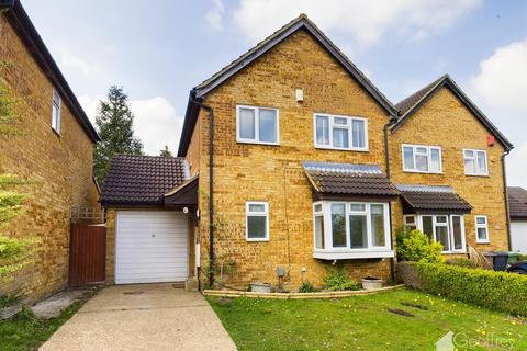 4 bedroom detached house to rent, Ravenhill Way, Luton LU4
