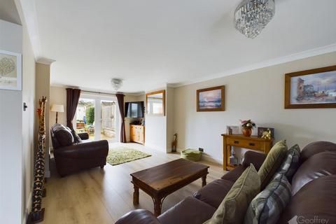 72 Latton Green, Harlow, CM18 7ES