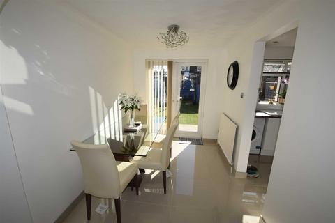 96 Peacocks, Harlow, CM19 5NZ