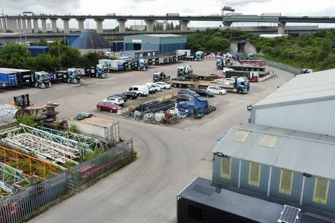 Warehouse to rent, Oliver Close, Grays