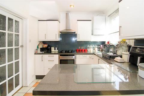 3 bedroom house for sale, The Avenue, London
