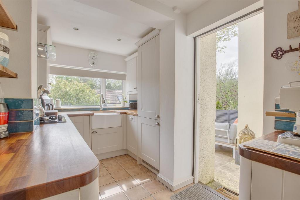423 West Wycombe Road, HP12 4 AQ-11.jpg