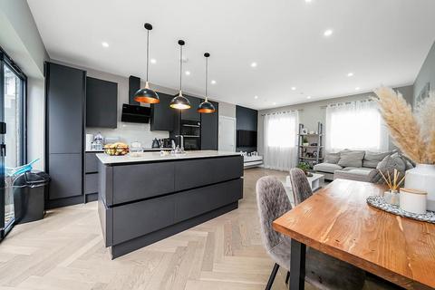 21a Boardman Avenue, London, E4 7QB