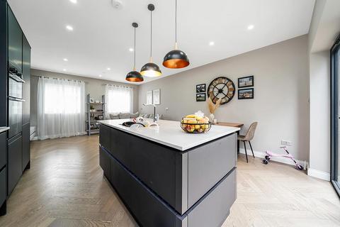 21a Boardman Avenue, London, E4 7QB