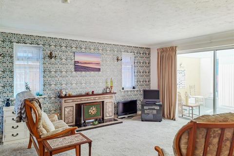 9 Box Tree Avenue, Rustington, Littlehampton, BN16 2RA