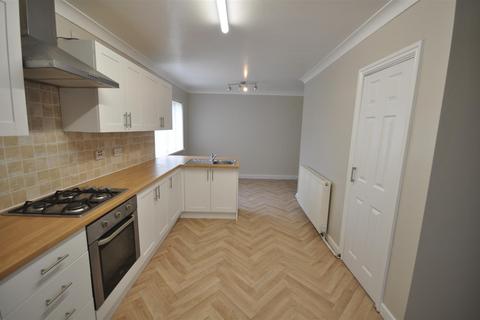 3 bedroom semi-detached house to rent, Warren Road, Thorne, Doncaster