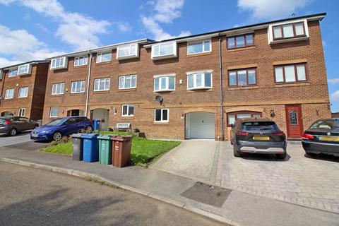 4 bedroom townhouse to rent, Warwick Close, Bury BL8