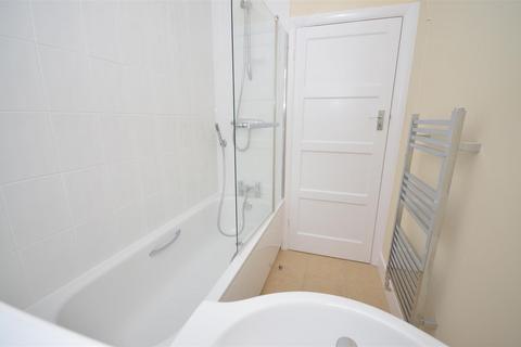2 bedroom apartment to rent, Gt North Road, London N2