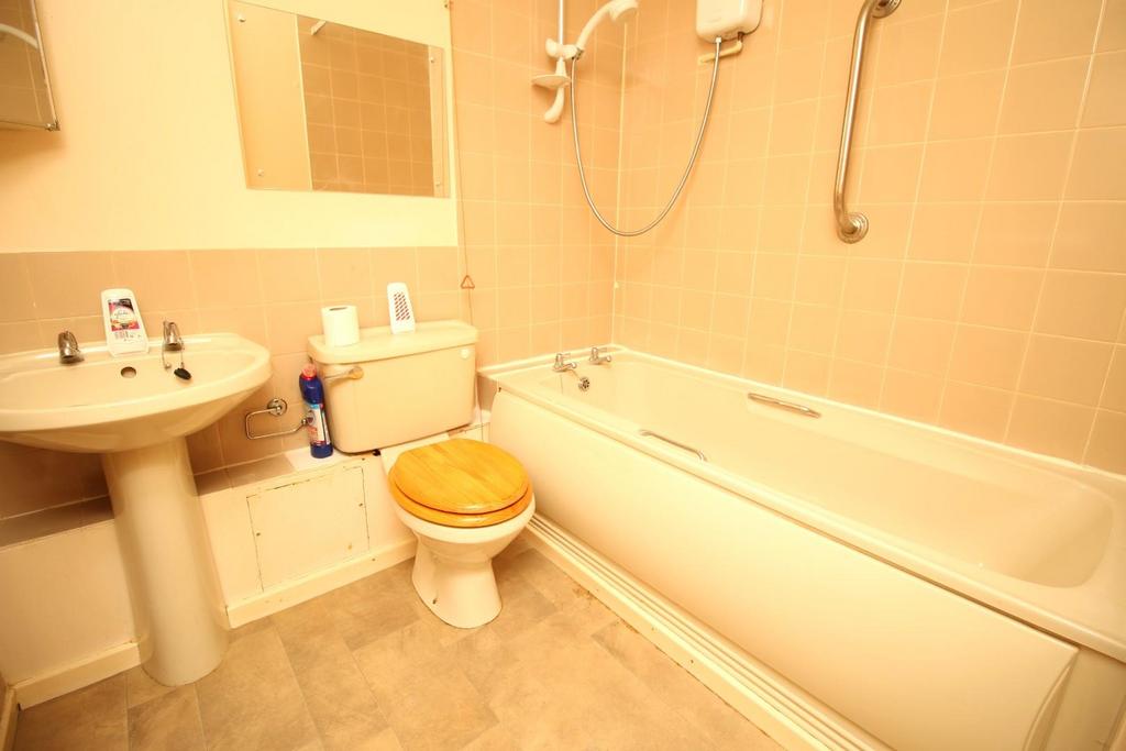 6 - bathroom.JPG