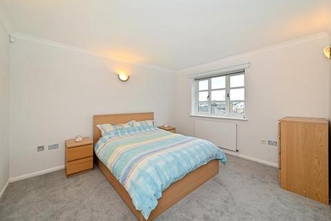 2 bedroom flat to rent, Artillery House, 6 Barge Lane, London