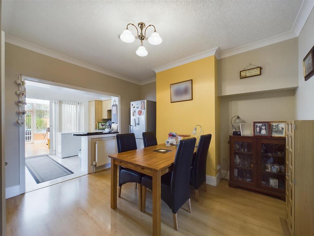 Dining room: