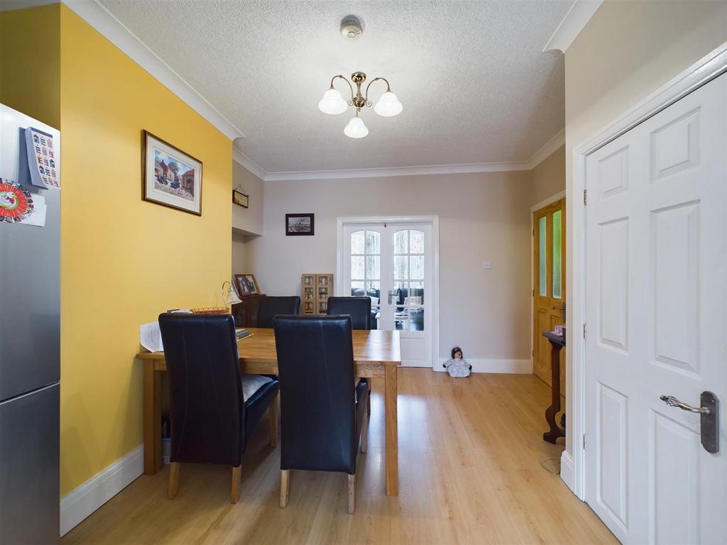 Dining room: