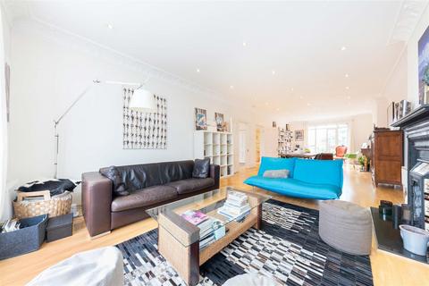 4 bedroom flat to rent, Compayne Gardens, London