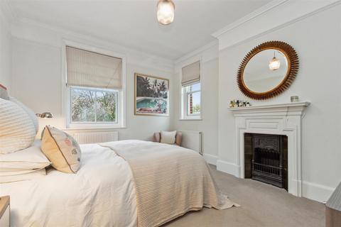 3 bedroom flat to rent, Vineyard Hill Road, London SW19