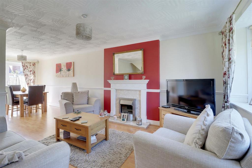 Oak Avenue, Elloughton 3 bed detached house for sale £250,000
