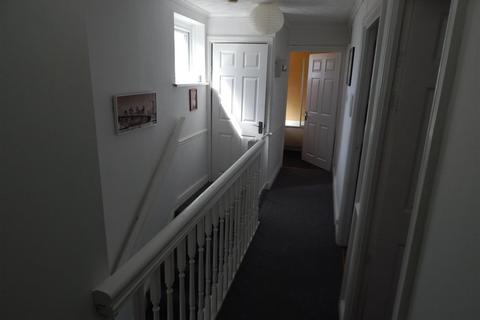 2 bedroom flat to rent, Eathorpe Close, Redditch
