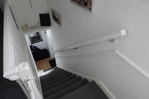 2 bedroom flat to rent, Eathorpe Close, Redditch